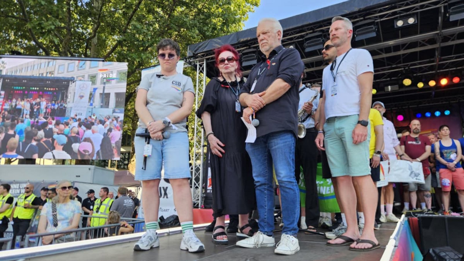 Betina Starzmann, Laura Halding-Hoppenheit, Andreas Winter und Michael Deobald (von links) auf der Bühne bei der Kundgebung auf dem Marktplatz in Stuttgart.Andreas Rosar/Fotoagentur Stuttgart Betina Starzmann, Laura Halding-Hoppenheit, Andreas Winter und Michael Deobald (von links) auf der Bühne bei der Kundgebung auf dem Marktplatz in Stuttgart.Andreas Rosar/Fotoagentur Stuttgart