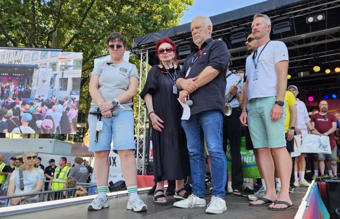 Betina Starzmann, Laura Halding-Hoppenheit, Andreas Winter und Michael Deobald (von links) auf der Bühne bei der Kundgebung auf dem Marktplatz in Stuttgart.<span class='image-autor'>Andreas Rosar/Fotoagentur Stuttgart</span>