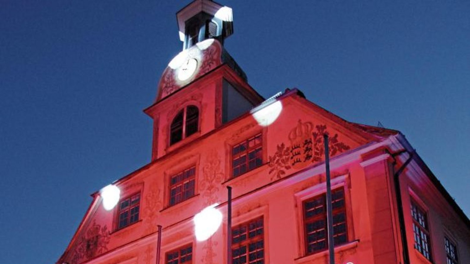 In Rot und Blau wird am Montagabend das Vaihinger Rathaus getaucht.  Foto: Banholzer