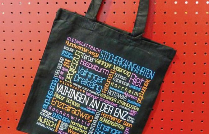 Die Vaihinger Taschen werden ab heute in der Touristinformation verkauft. Kosten: 3,50 Euro. Foto: pv