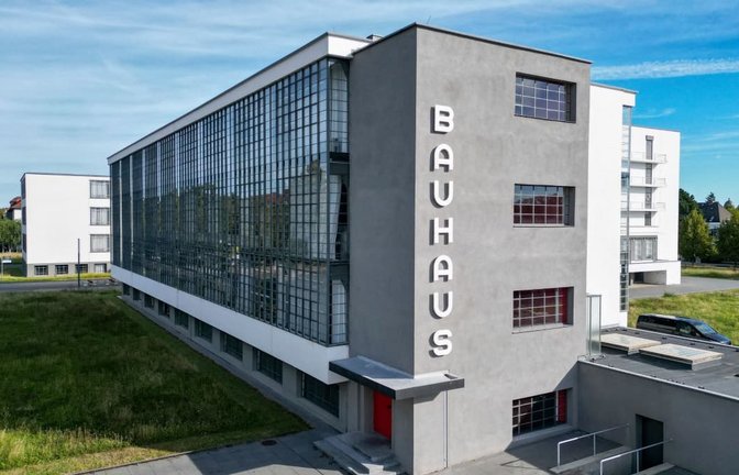 1925 zog das Bauhaus von Weimar nach Dessau und erlebte dort seine Blütezeit. Das Gebäude von Walter Gropius gehört zum Welterbe.<span class='image-autor'>Jan Woitas/dpa</span>