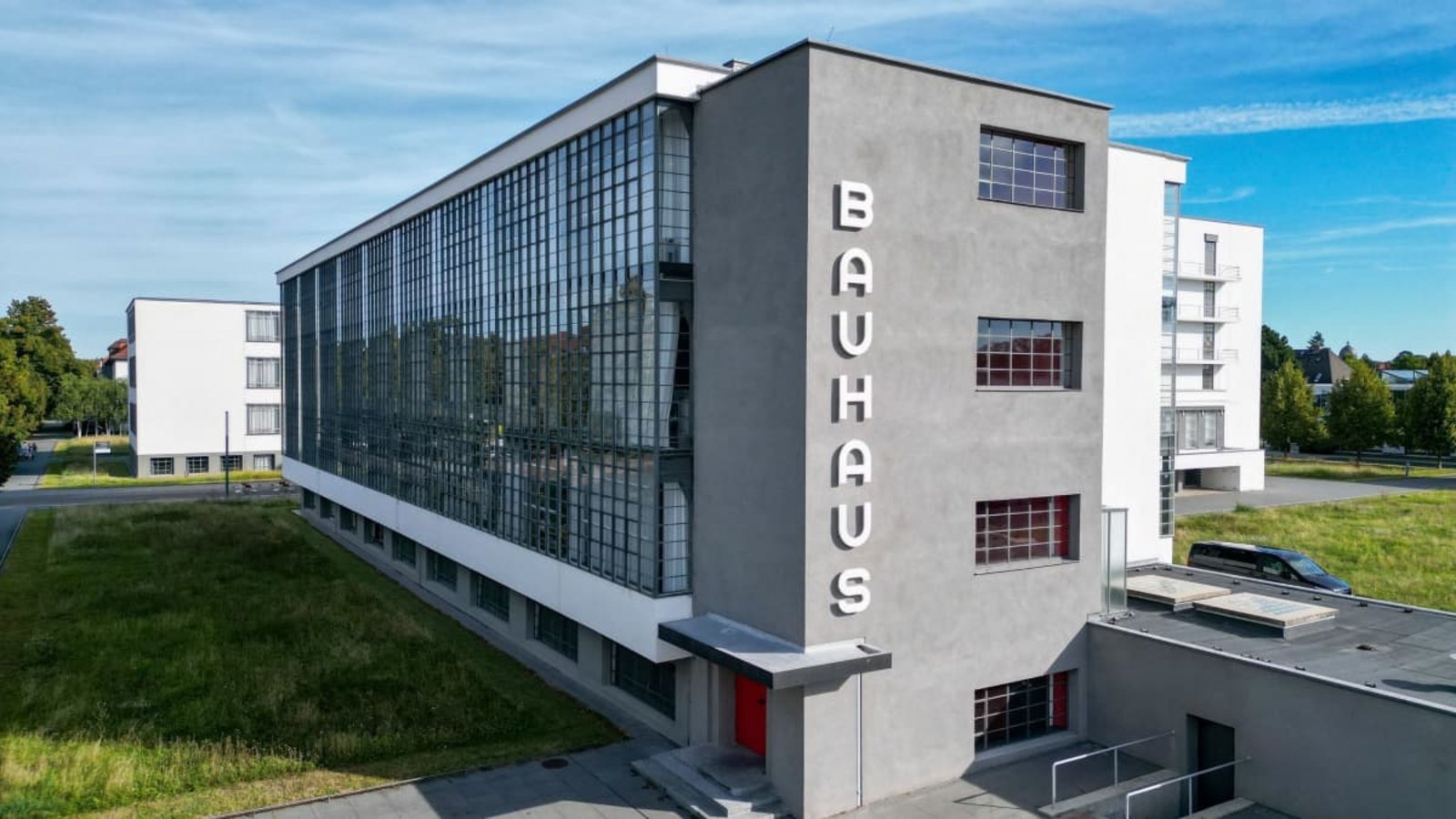 1925 zog das Bauhaus von Weimar nach Dessau und erlebte dort seine Blütezeit. Das Gebäude von Walter Gropius gehört zum Welterbe.Jan Woitas/dpa 1925 zog das Bauhaus von Weimar nach Dessau und erlebte dort seine Blütezeit. Das Gebäude von Walter Gropius gehört zum Welterbe.Jan Woitas/dpa