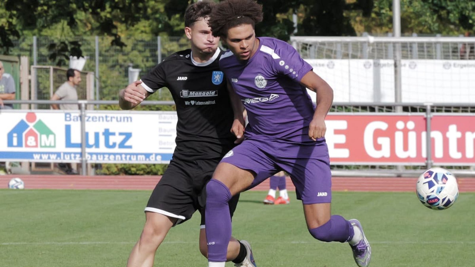 Wesley Chinedu Acholonu trifft vor der Pause zum 1:0 für den TSV Bernhausen und krönt mit dem Tor seine gute Leistung.Günter E. Bergmann - Photograph Wesley Chinedu Acholonu trifft vor der Pause zum 1:0 für den TSV Bernhausen und krönt mit dem Tor seine gute Leistung.Günter E. Bergmann - Photograph