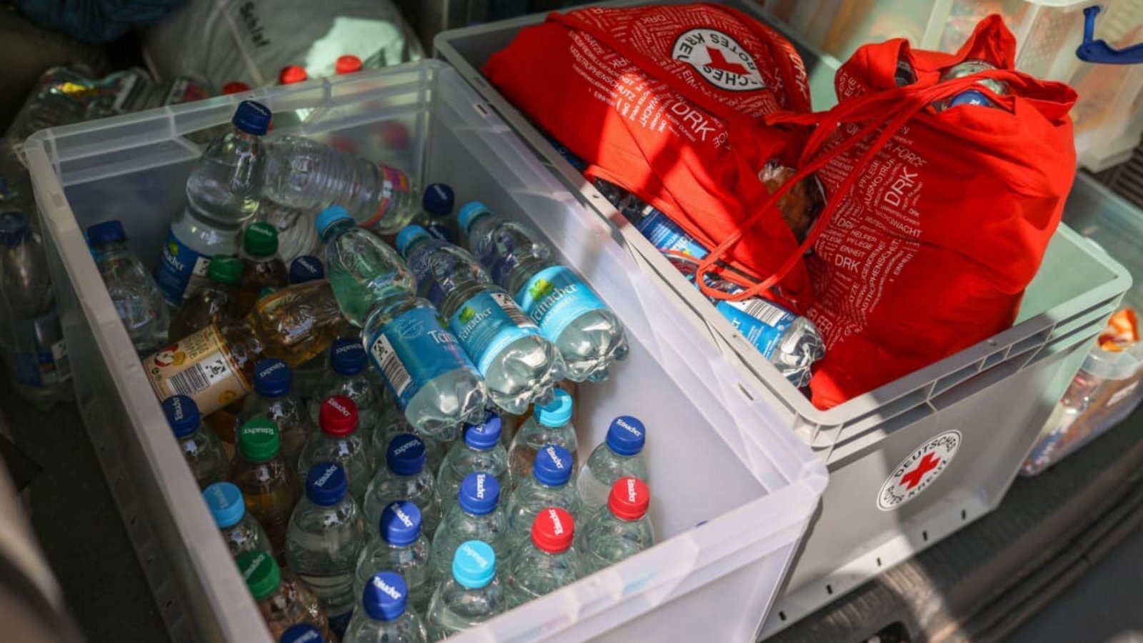 Im Hitzebus des DRK in Stuttgart steht Wasser und Apfelschorle bereit. Das Fahrzeug ist in der größten Mittagshitze unterwegs, um Getränke, Mützen, Sonnencreme und Snacks an Obdachlose und Bedürftige zu verteilen.Christoph Schmidt/dpa Im Hitzebus des DRK in Stuttgart steht Wasser und Apfelschorle bereit. Das Fahrzeug ist in der größten Mittagshitze unterwegs, um Getränke, Mützen, Sonnencreme und Snacks an Obdachlose und Bedürftige zu verteilen.Christoph Schmidt/dpa