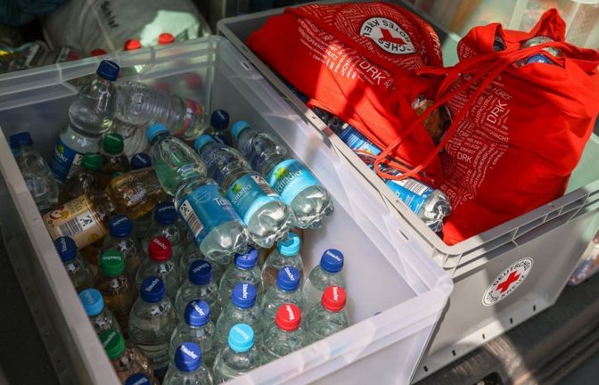 Im Hitzebus des DRK in Stuttgart steht Wasser und Apfelschorle bereit. Das Fahrzeug ist in der größten Mittagshitze unterwegs, um Getränke, Mützen, Sonnencreme und Snacks an Obdachlose und Bedürftige zu verteilen.<span class='image-autor'>Christoph Schmidt/dpa</span>