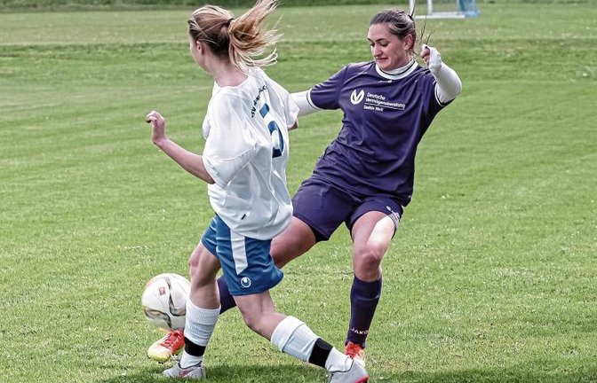Für Ines Strohmair (rechts) und ihre Mannschaftskameradinnen des FV Roßwag stand die Arbeit an fußballerischen Grundlagen in der Vorbereitung im Fokus. Foto: Simecek