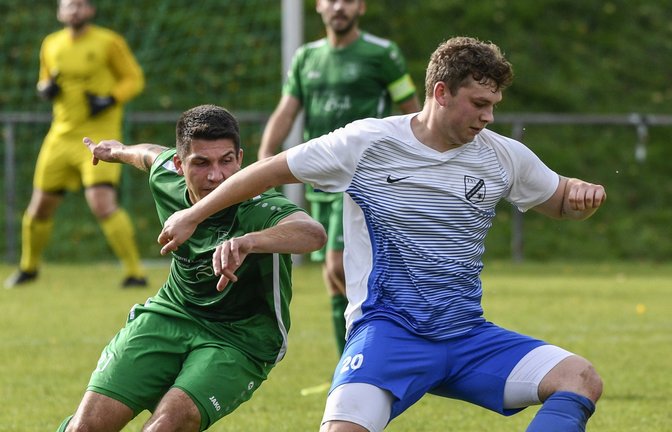 Nick Heckele (Häfnerhaslach) ist am Ball, doch der TSV Kleinglattbach mit Tim Blessing (links) gewinnt die Partie mit 3:1. <span class='image-autor'>Foto: Leitner</span>