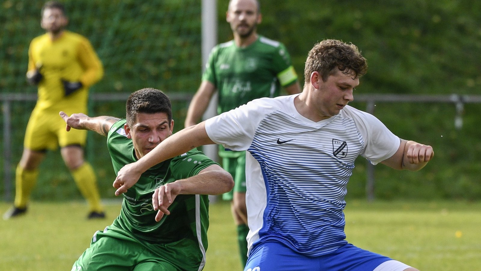 Nick Heckele (Häfnerhaslach) ist am Ball, doch der TSV Kleinglattbach mit Tim Blessing (links) gewinnt die Partie mit 3:1. Foto: Leitner Nick Heckele (Häfnerhaslach) ist am Ball, doch der TSV Kleinglattbach mit Tim Blessing (links) gewinnt die Partie mit 3:1. Foto: Leitner