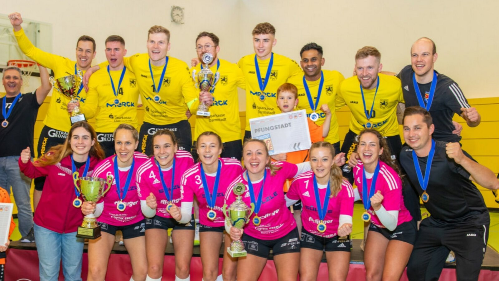 Pfungstadt und Dennach jubeln über den Europapokal-Sieg. Foto: Faustball Deutschland/Kaiser