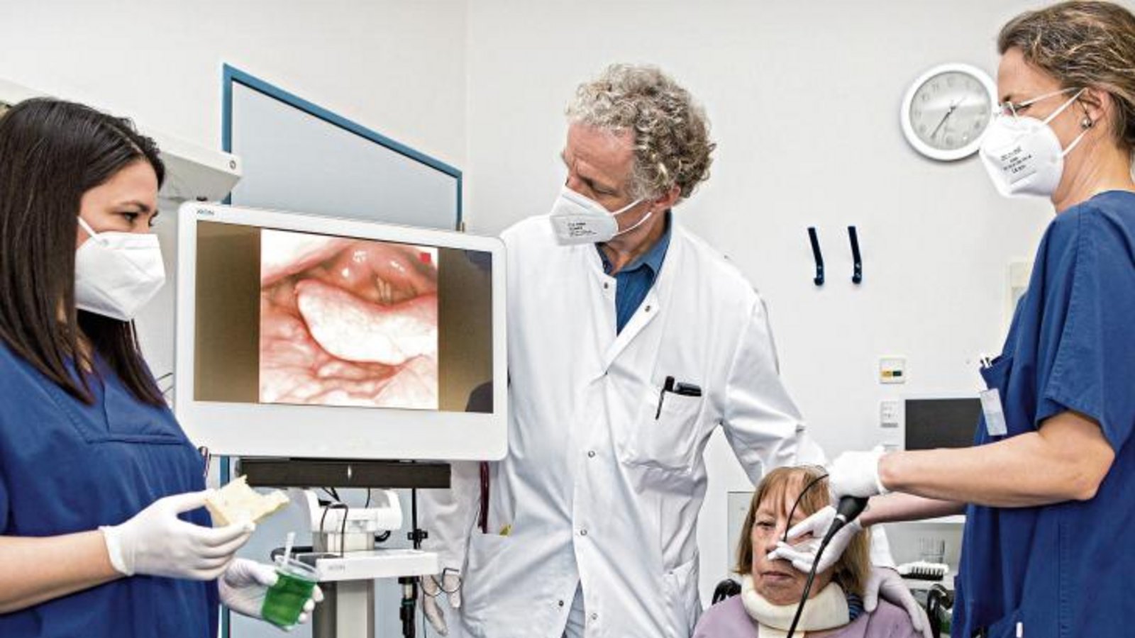 Bei der Diagnose (von links): Irini Schmidt (Logopädin), Privatdozent Dr. Daniel Kopf (Ärztlicher Direktor), Rita Fenske (Patientin) und Dr. Katharina Beller (Oberärztin) freuen sich über die neue Möglichkeit der Schluckendoskopie zur Vermeidung von Lungenentzündungen. Foto: Stollenberg Bei der Diagnose (von links): Irini Schmidt (Logopädin), Privatdozent Dr. Daniel Kopf (Ärztlicher Direktor), Rita Fenske (Patientin) und Dr. Katharina Beller (Oberärztin) freuen sich über die neue Möglichkeit der Schluckendoskopie zur Vermeidung von Lungenentzündungen. Foto: Stollenberg