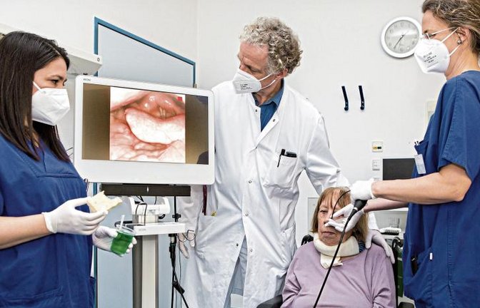 Bei der Diagnose (von links): Irini Schmidt (Logopädin), Privatdozent Dr. Daniel Kopf (Ärztlicher Direktor), Rita Fenske (Patientin) und Dr. Katharina Beller (Oberärztin) freuen sich über die neue Möglichkeit der Schluckendoskopie zur Vermeidung von Lungenentzündungen.  Foto: Stollenberg