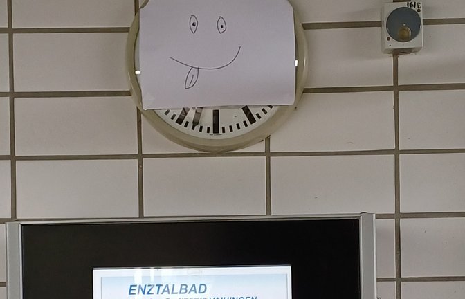 Was zeigt die Uhr im Enztalbad? Habt Spaß und lasst Euch nicht vom Zeiger leiten.  sr
