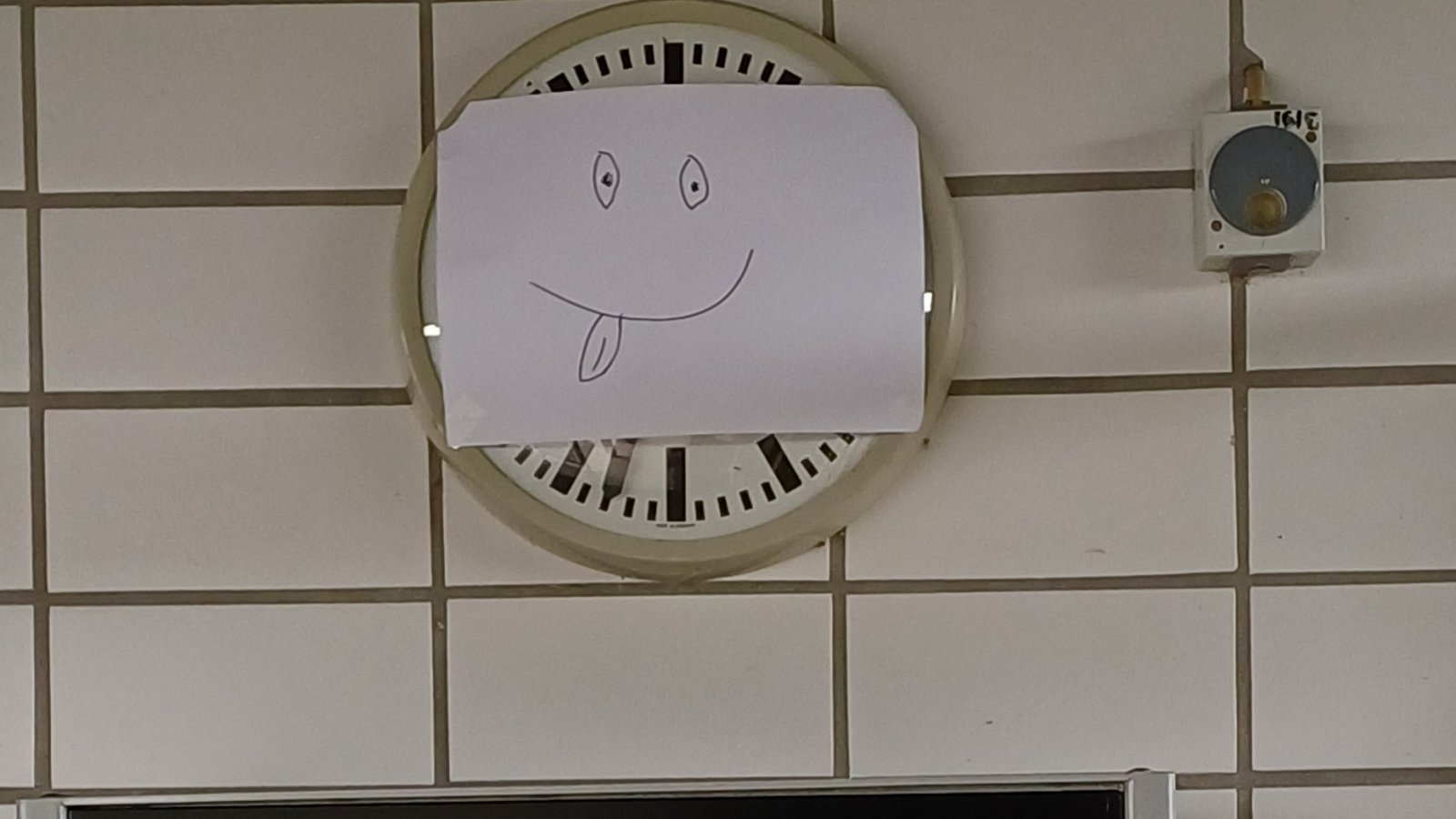Was zeigt die Uhr im Enztalbad? Habt Spaß und lasst Euch nicht vom Zeiger leiten.  sr