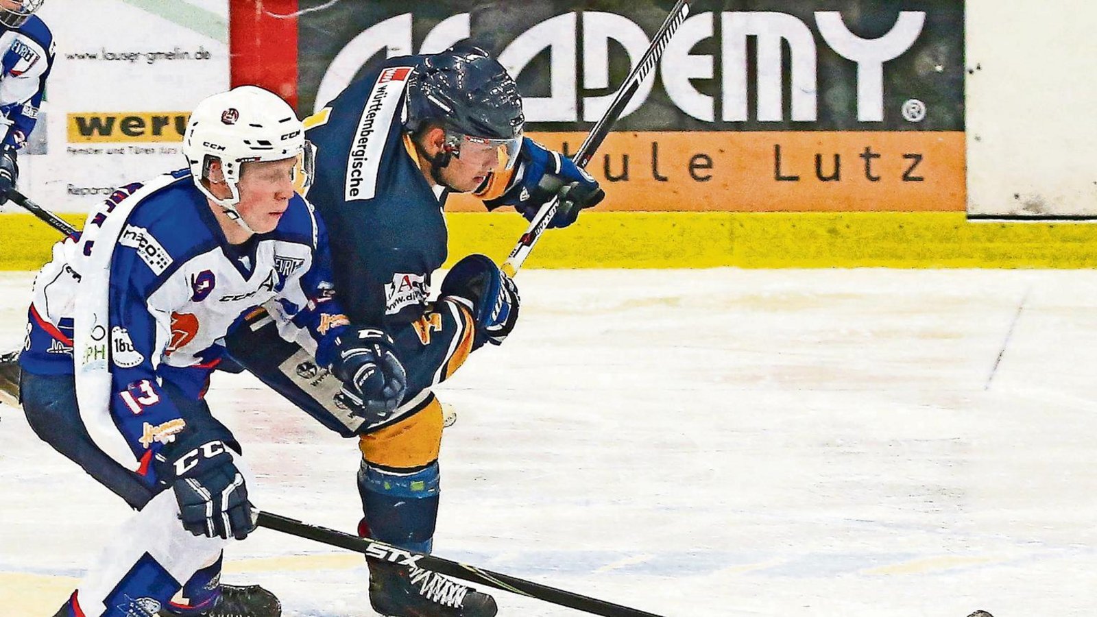 Heißer Zweikampf auf dem Eis: Eric Strieska (rechts) von den Stuttgart Rebels im Duell mit Philipp Heckenberger vom EV Ravensburg  Foto: Baumann