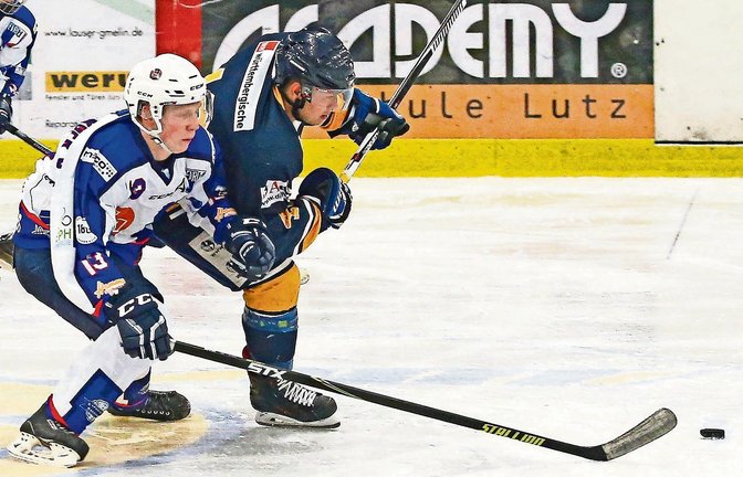 Heißer Zweikampf auf dem Eis: Eric Strieska (rechts) von den Stuttgart Rebels im Duell mit Philipp Heckenberger vom EV Ravensburg  Foto: Baumann