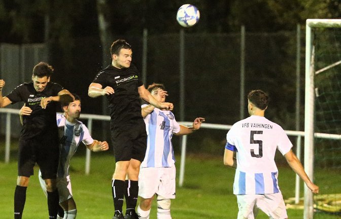 Durchsetzungsstark präsentiert sich Johannes Westphal (Mitte) von der SGM Riexingen nicht nur im Pokal, sondern auch in der Liga. <span class='image-autor'>Foto: Küppers</span>