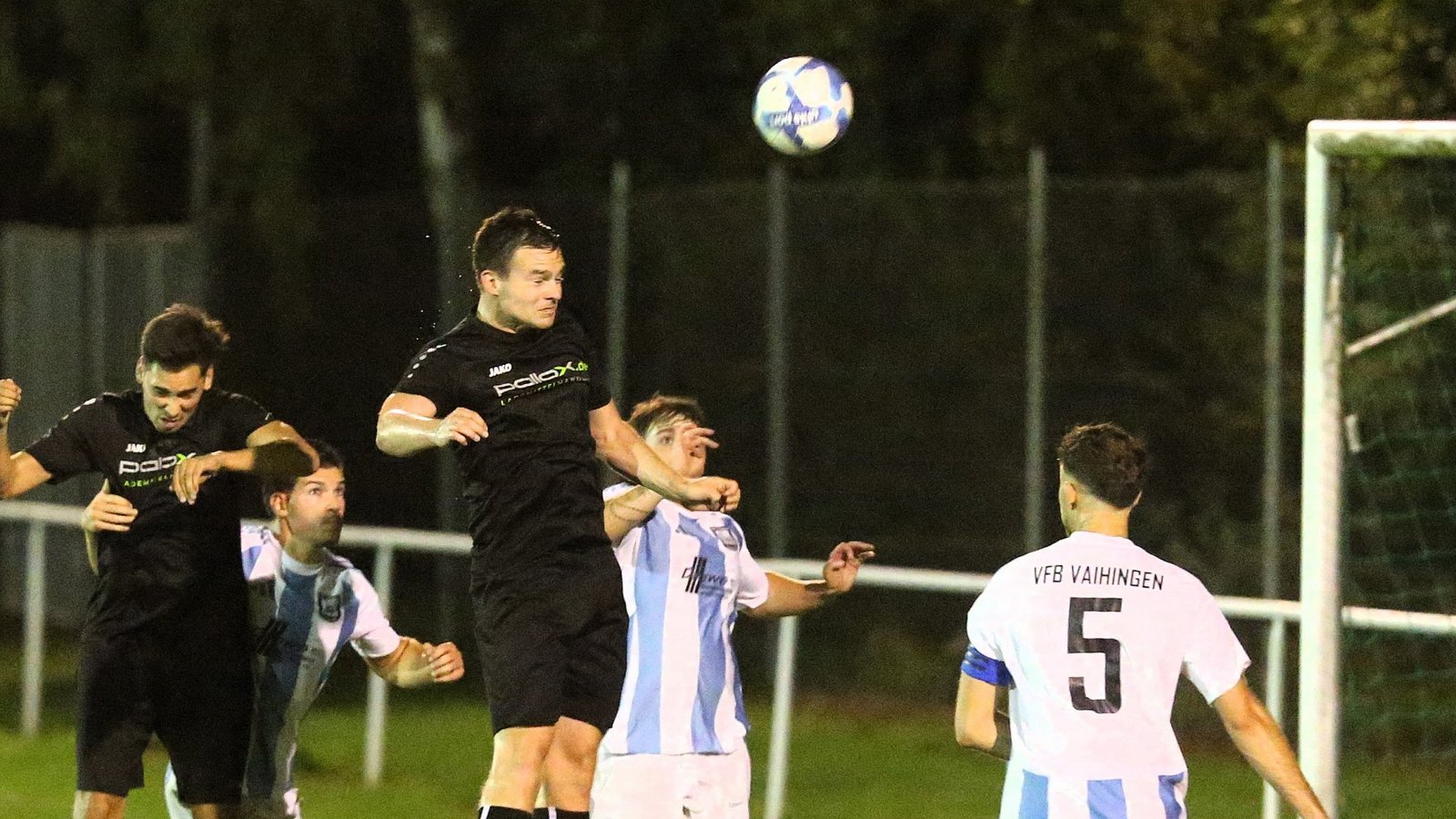 Durchsetzungsstark präsentiert sich Johannes Westphal (Mitte) von der SGM Riexingen nicht nur im Pokal, sondern auch in der Liga. Foto: Küppers