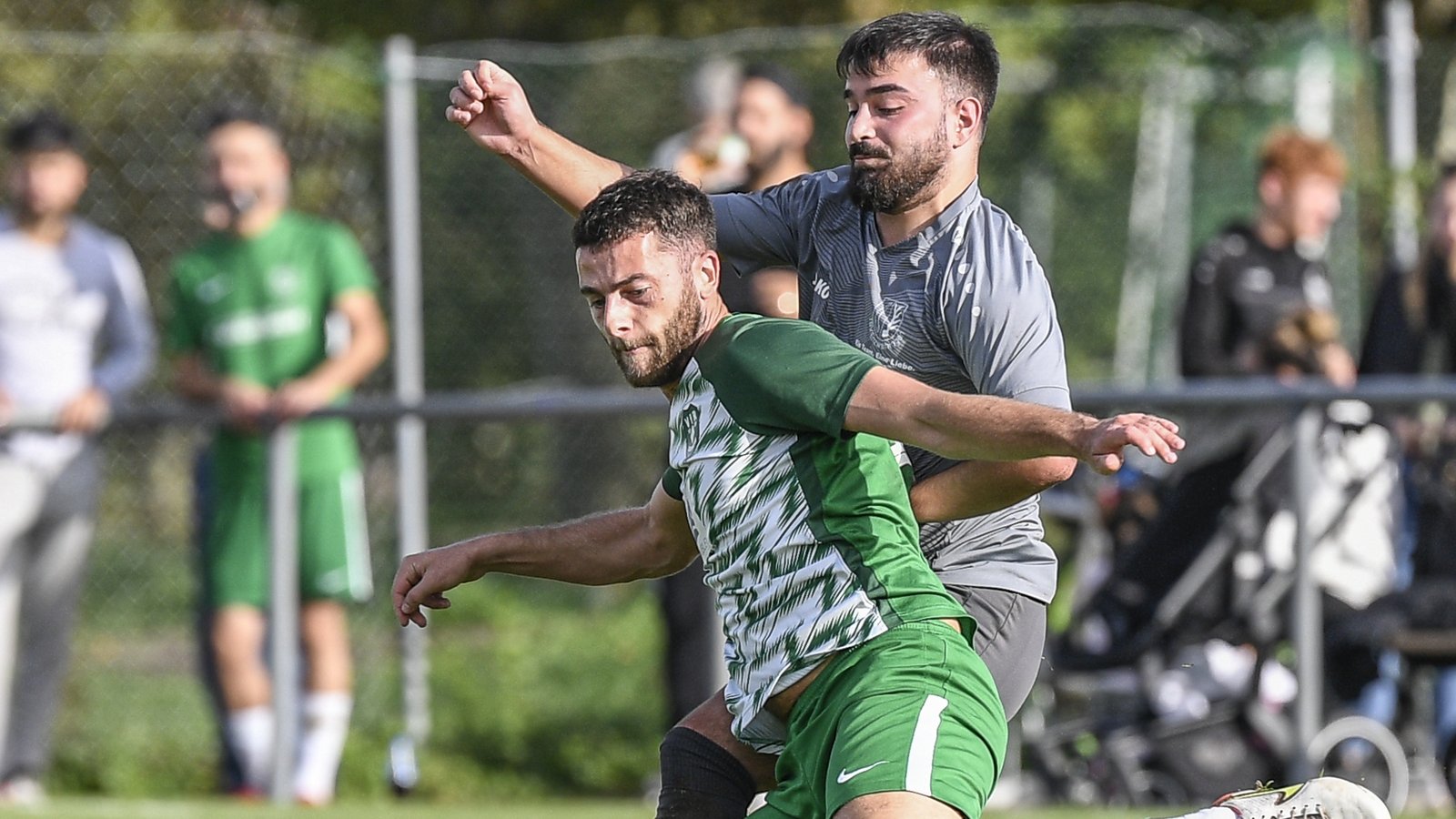 Sersheims Dennis Konradt (vorne) ist vor Fatih Arslan am Ball, doch die Punkte nimmt der TSV Enzweihingen mit. Foto: Leitner Sersheims Dennis Konradt (vorne) ist vor Fatih Arslan am Ball, doch die Punkte nimmt der TSV Enzweihingen mit. Foto: Leitner