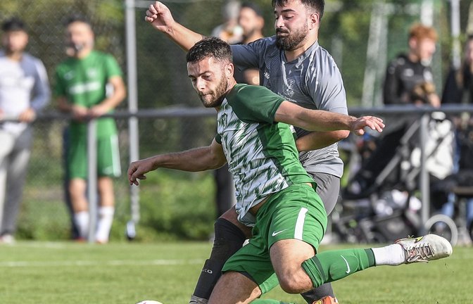 Sersheims Dennis Konradt (vorne) ist vor Fatih Arslan am Ball, doch die Punkte nimmt der TSV Enzweihingen mit.  <span class='image-autor'>Foto: Leitner</span>