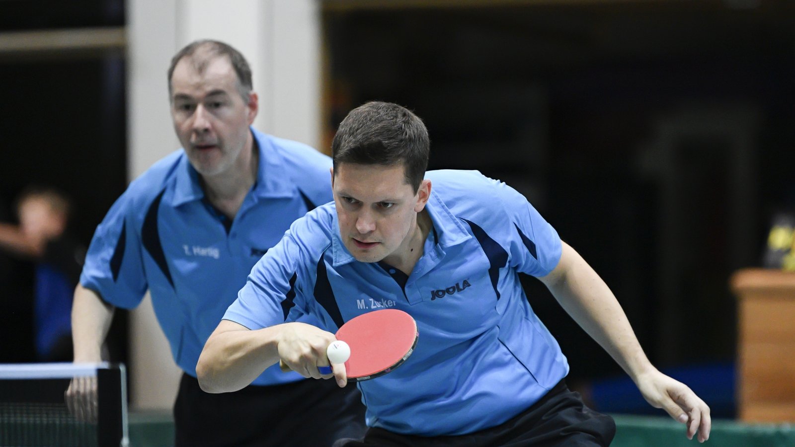 Michael Zucker (vorne) und Thomas Hartig zeigen mit dem TSV Kleinglattbach eine starke Leistung und gewinnen gegen den TSV Großglattbach verdient. Foto: Leitner