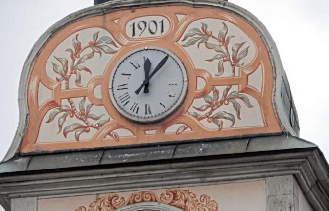 Der Blick vom Vaihinger Marktplatz hinauf zur Uhr am Rathaus wird immer mehr zum Zeiträtsel, denn die Stundenziffern sind nur noch schwach zu erkennen. Schön und informativ ist anders. Hier hat die Stunde auf jeden Fall schon geschlagen. Hoffen wir, dass sie auch bei der Erneuerung des Ziffernblattes demnächst schlagen wird  ...  Foto: Arning