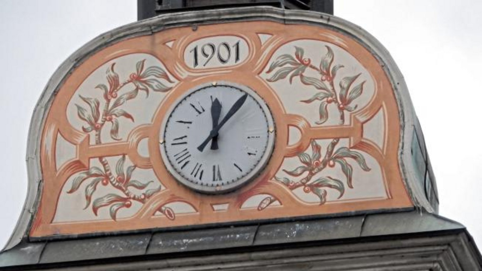 Der Blick vom Vaihinger Marktplatz hinauf zur Uhr am Rathaus wird immer mehr zum Zeiträtsel, denn die Stundenziffern sind nur noch schwach zu erkennen. Schön und informativ ist anders. Hier hat die Stunde auf jeden Fall schon geschlagen. Hoffen wir, dass sie auch bei der Erneuerung des Ziffernblattes demnächst schlagen wird ... Foto: Arning Der Blick vom Vaihinger Marktplatz hinauf zur Uhr am Rathaus wird immer mehr zum Zeiträtsel, denn die Stundenziffern sind nur noch schwach zu erkennen. Schön und informativ ist anders. Hier hat die Stunde auf jeden Fall schon geschlagen. Hoffen wir, dass sie auch bei der Erneuerung des Ziffernblattes demnächst schlagen wird ... Foto: Arning