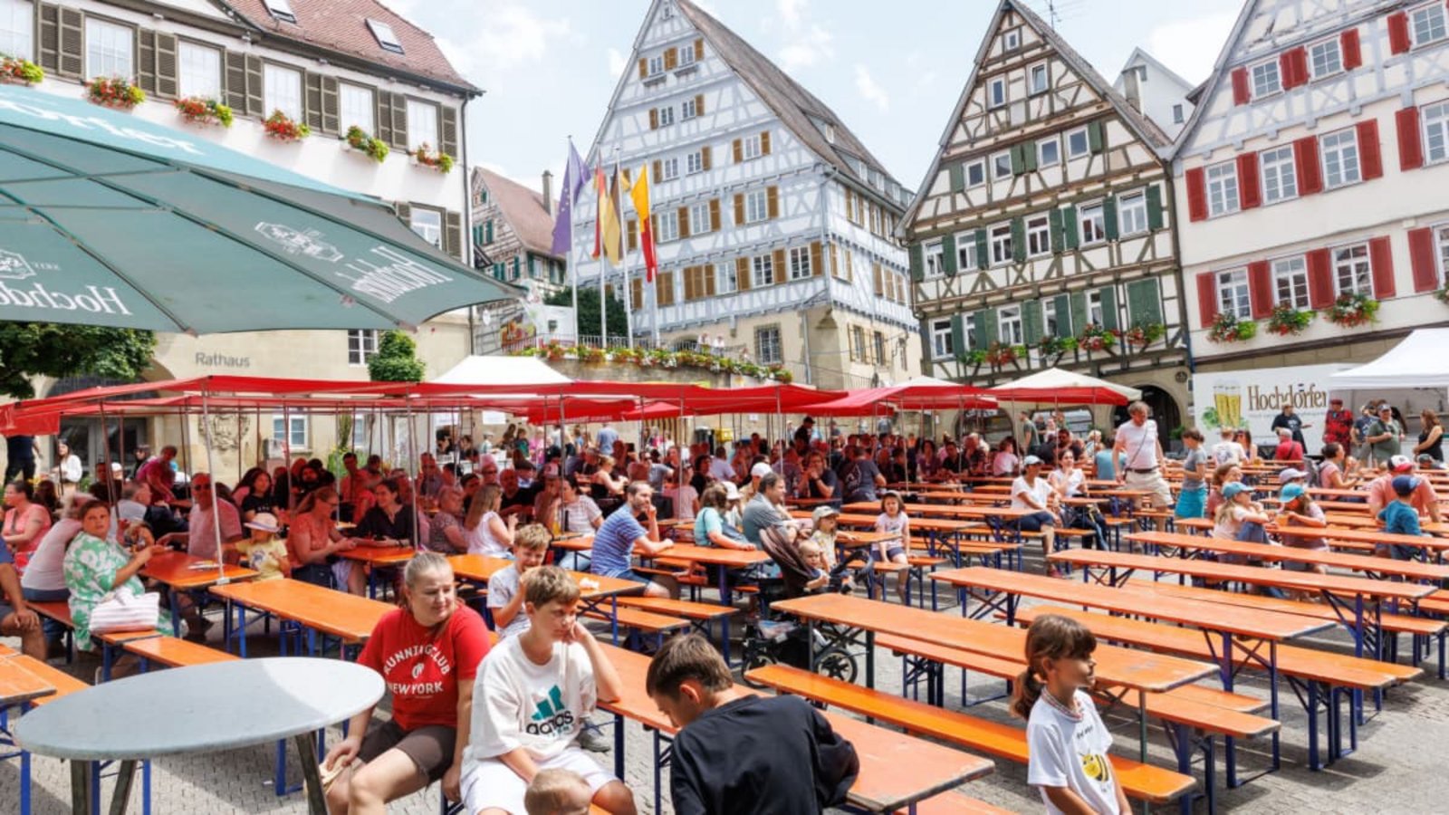 Im Schatten am Marktplatz ließ sich das Stadtfest gut genießen.Stefanie Schlecht Im Schatten am Marktplatz ließ sich das Stadtfest gut genießen.Stefanie Schlecht