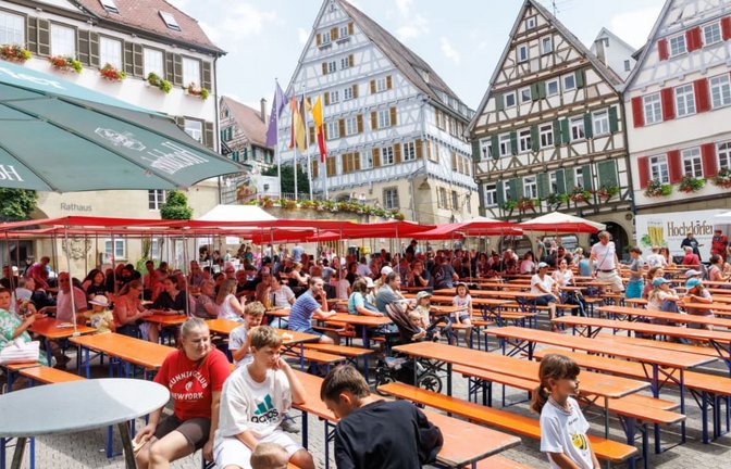 Im Schatten am Marktplatz ließ sich das Stadtfest gut genießen.<span class='image-autor'>Stefanie Schlecht</span>