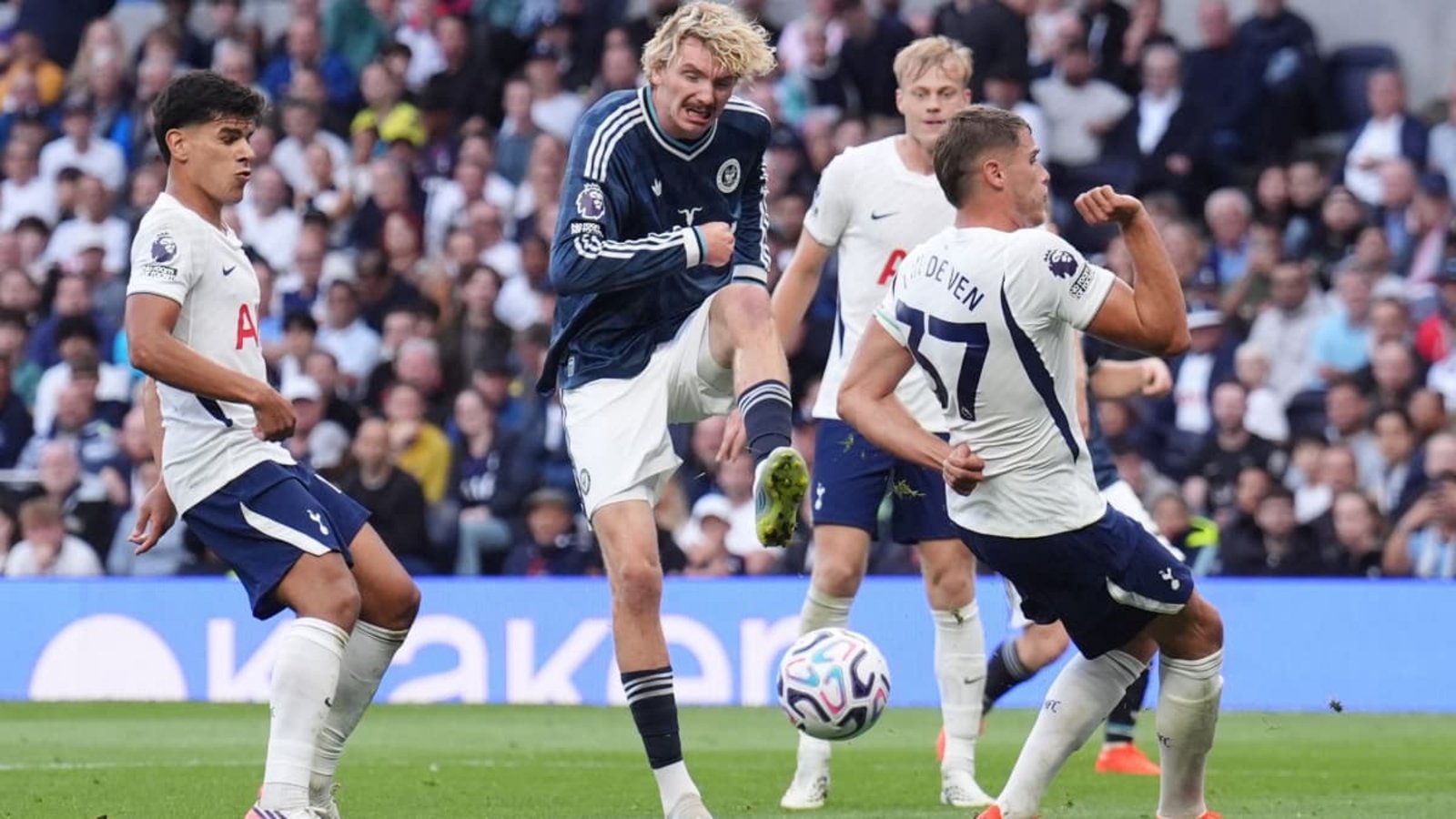 Nick Woltemade bereitete den zweiten Treffer der Spurs vor.John Walton/PA Wire/dpa