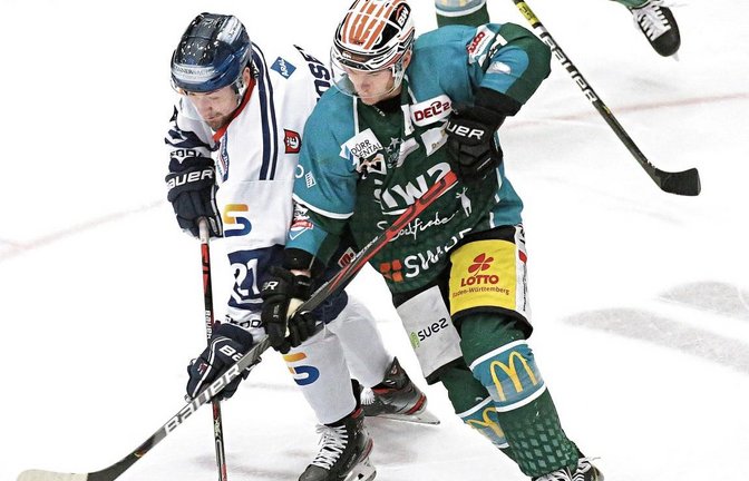 Alexander Preibisch (vorne) hat den ersten Shorthander der Saison für die Steelers erzielt. Er traf in Kassel in Unterzahl zum 3:1. Foto: Archiv/Baumann