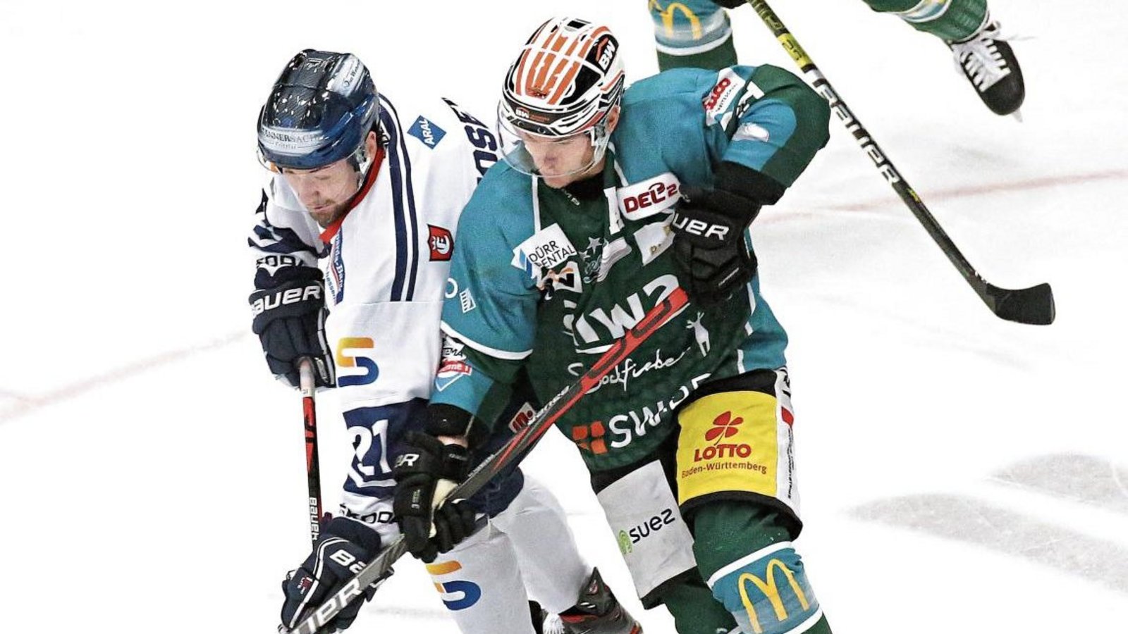 Alexander Preibisch (vorne) hat den ersten Shorthander der Saison für die Steelers erzielt. Er traf in Kassel in Unterzahl zum 3:1. Foto: Archiv/Baumann Alexander Preibisch (vorne) hat den ersten Shorthander der Saison für die Steelers erzielt. Er traf in Kassel in Unterzahl zum 3:1. Foto: Archiv/Baumann