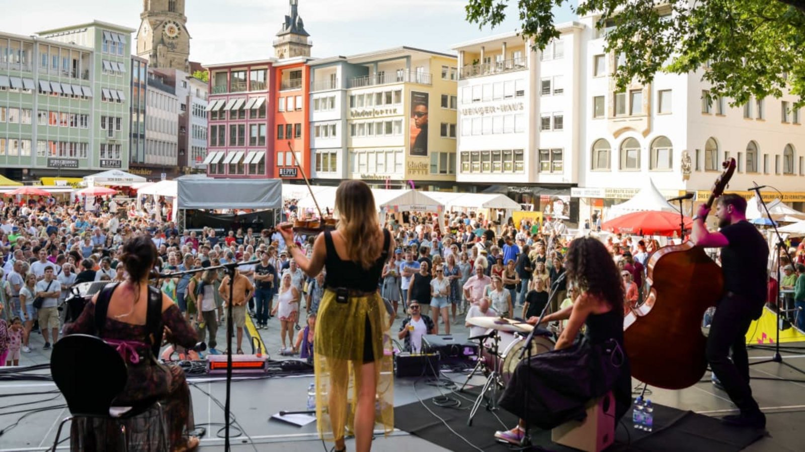 Die Band Baba Yaga aus Wien hat am Dienstag als erster von 15 Acts auf dem Marktplatz gespielt.Max Kovalenko Die Band Baba Yaga aus Wien hat am Dienstag als erster von 15 Acts auf dem Marktplatz gespielt.Max Kovalenko