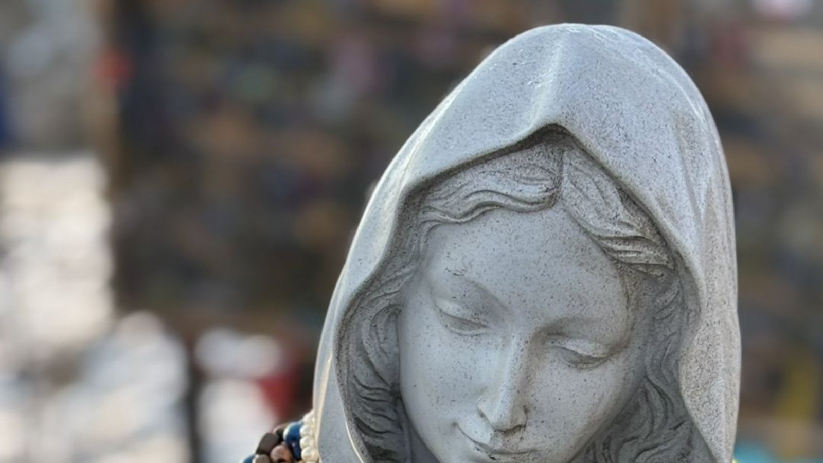 Einer schon immer an dieser Stelle stehenden Marienstatue haben ukrainische Soldaten die Jacke eines toten Kameraden umgehängt. Der Gottesmutter haben sie Rosenkränze um den Hals gehängt.Foto: Franz Feyder