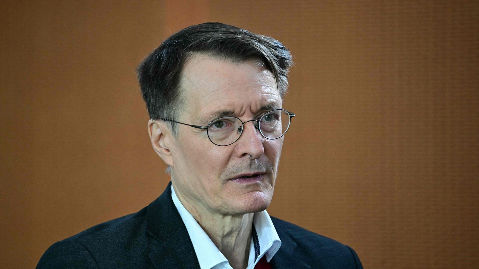 Ex-Gesundheitsminister Karl Lauterbach (SPD) stößt Debatte über Long-Covid-Forschung an.Foto: TOBIAS SCHWARZ/AFP Ex-Gesundheitsminister Karl Lauterbach (SPD) stößt Debatte über Long-Covid-Forschung an.Foto: TOBIAS SCHWARZ/AFP