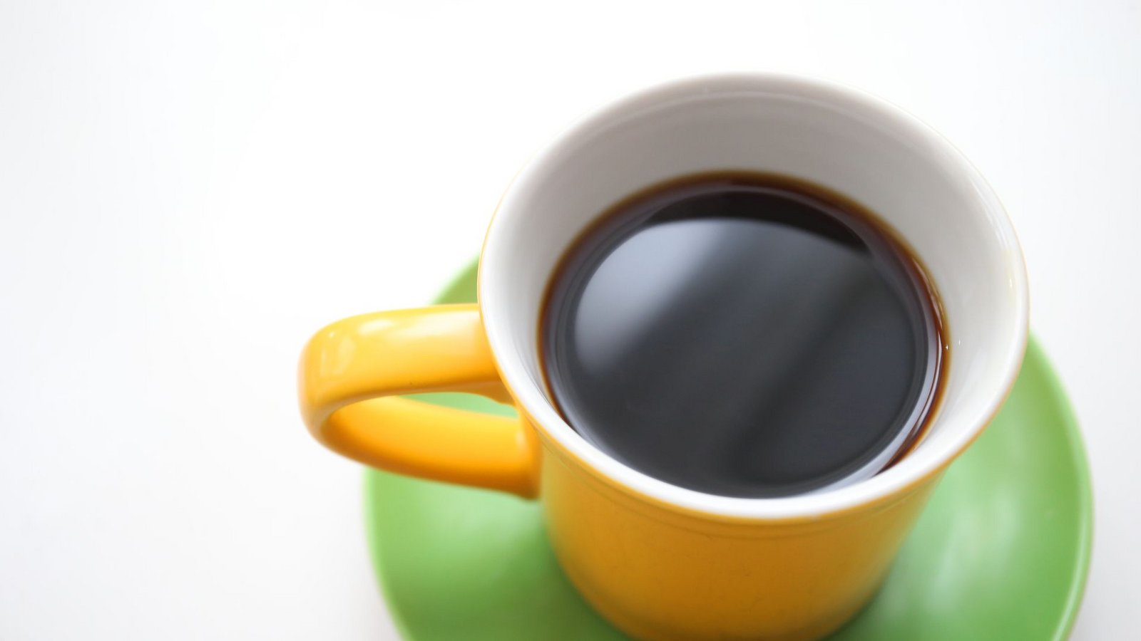 Das Koffein im Kaffee blockiert die Adenosin-Rezeptoren im Gehirn, wodurch man sich wacher und energiegeladener fühlt.Foto: Karl-Josef Hildenbrand/dpa