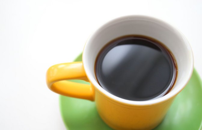 Das Koffein im Kaffee blockiert die Adenosin-Rezeptoren im Gehirn, wodurch man sich wacher und energiegeladener fühlt.<span class='image-autor'>Foto: Karl-Josef Hildenbrand/dpa</span>
