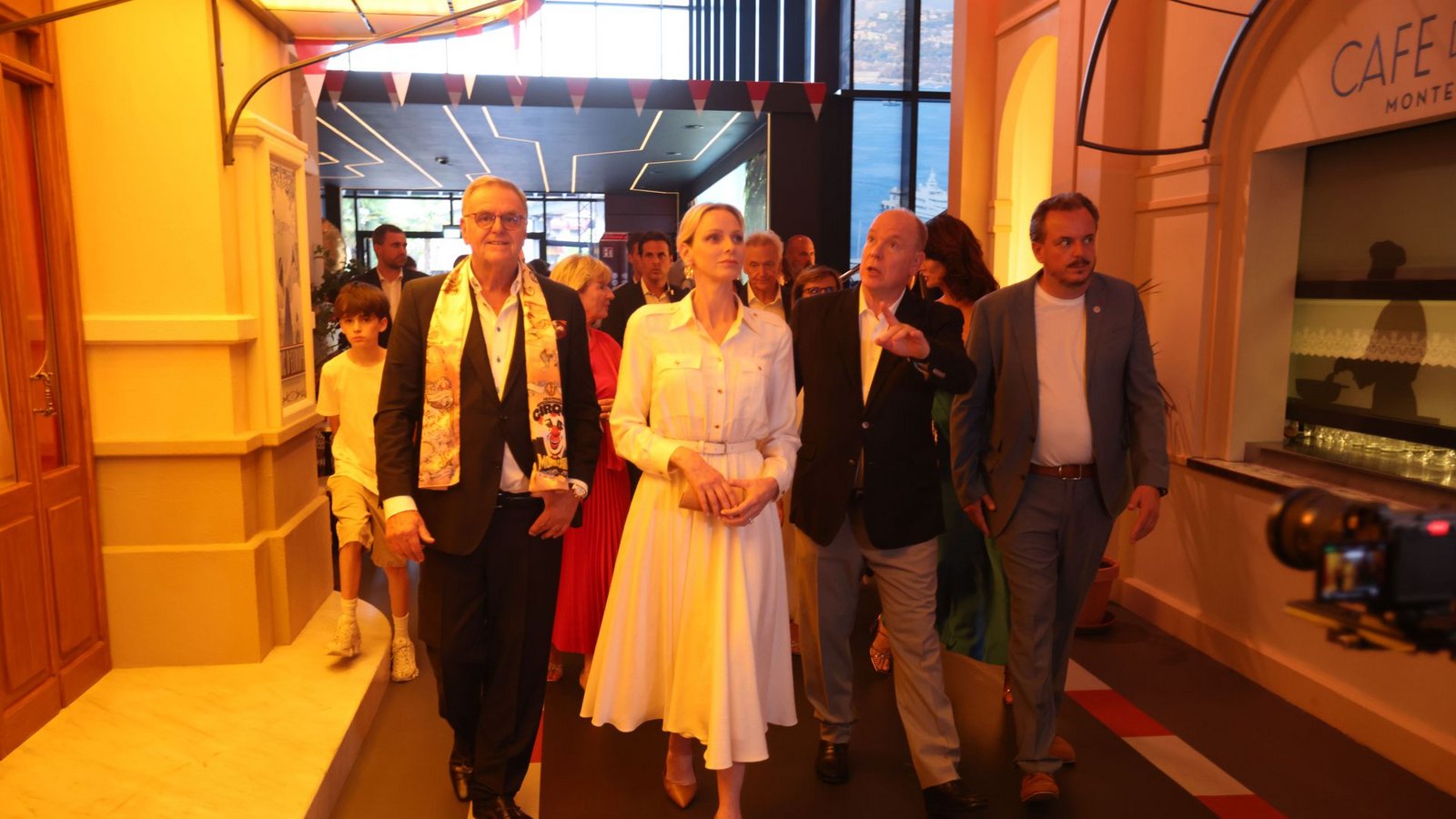 Albert II., (3.v.r) Fürst von Monaco, seine Gattin Charlene, (M) Fürstin von Monaco nehmen gemeinsam mit Roland Mack (vorne l) an einem Rundgang durch den Themenbereich Monaco im Europa-Park teil.Foto: Philipp von Ditfurth/dpa