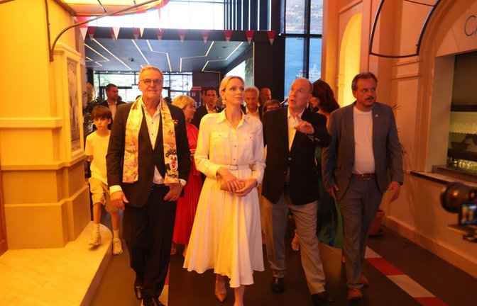 Albert II., (3.v.r) Fürst von Monaco, seine Gattin Charlene, (M) Fürstin von Monaco nehmen gemeinsam mit Roland Mack (vorne l) an einem Rundgang durch den Themenbereich Monaco im Europa-Park teil.<span class='image-autor'>Foto: Philipp von Ditfurth/dpa</span>