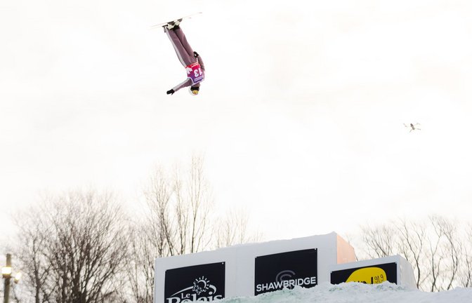 Emma Weiß in Aktion – in der Disziplin Aerials geht es hoch hinaus.<span class='image-autor'>Foto: Productions LastDrive</span>