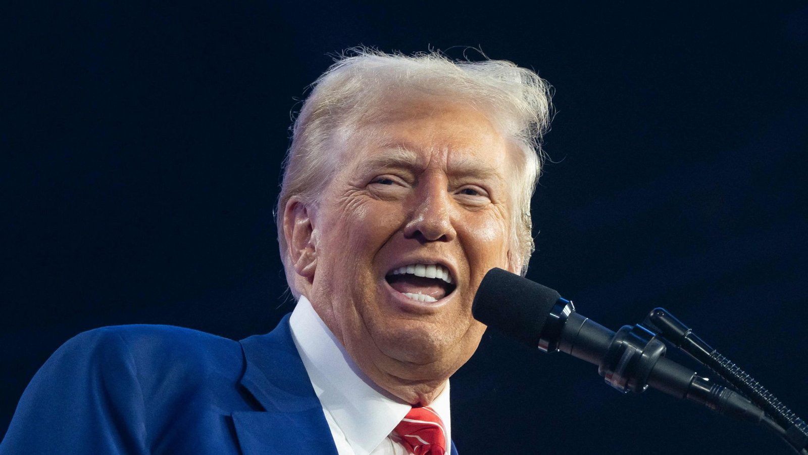 Hat bei der Amtseinführung gleich doppelten Grund zur Freude: Donald Trump. (Archivbild)Foto: Getty Images via AFP/REBECCA NOBLE Hat bei der Amtseinführung gleich doppelten Grund zur Freude: Donald Trump. (Archivbild)Foto: Getty Images via AFP/REBECCA NOBLE