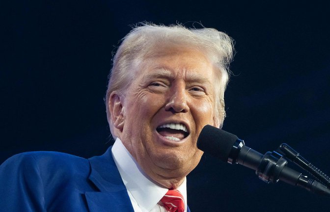 Hat bei der Amtseinführung gleich doppelten Grund zur Freude: Donald Trump. (Archivbild)<span class='image-autor'>Foto: Getty Images via AFP/REBECCA NOBLE</span>
