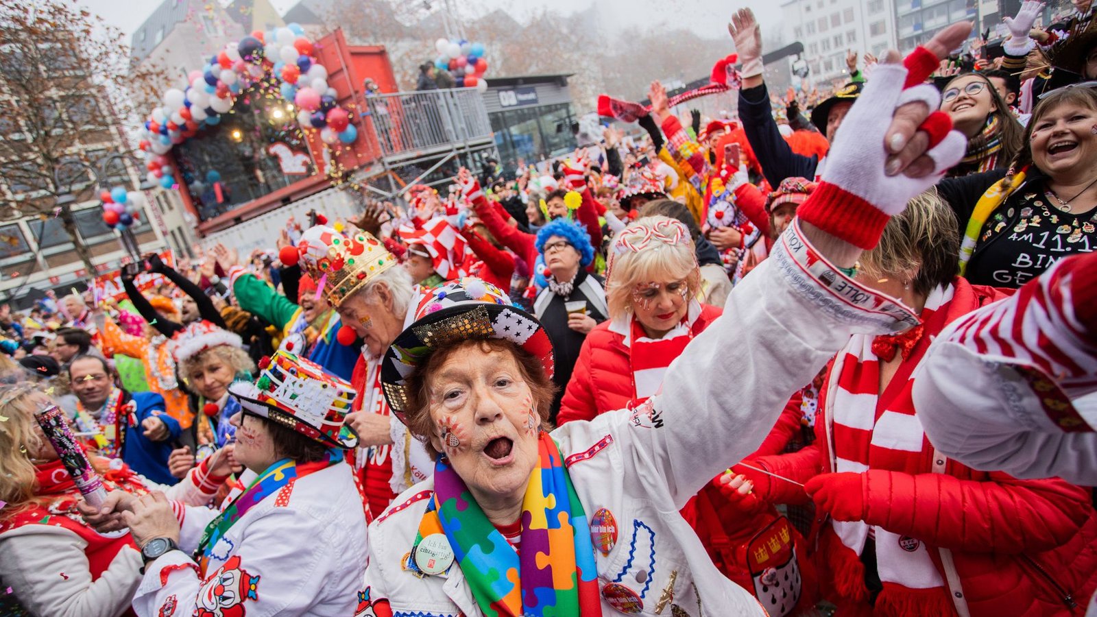 Köln – Die Karnevalssession oder die fünfte Jahreszeit wird offiziell am 11.11. um 11.11 Uhr auf dem Kölner Alter Markt bzw. Heumarkt mit Auftritten der bekanntesten Karnevalsmusiker vor mehreren tausend Zuschauern sowie mit der Vorstellung des designierten Kölner Dreigestirns eröffnet.Foto: Rolf Vennenbernd/dpa Köln – Die Karnevalssession oder die fünfte Jahreszeit wird offiziell am 11.11. um 11.11 Uhr auf dem Kölner Alter Markt bzw. Heumarkt mit Auftritten der bekanntesten Karnevalsmusiker vor mehreren tausend Zuschauern sowie mit der Vorstellung des designierten Kölner Dreigestirns eröffnet.Foto: Rolf Vennenbernd/dpa