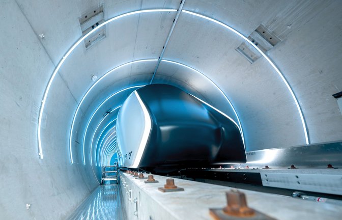 Die Hyperloop-Teststrecke der Technischen Universität München (TUM) umfasst eine 24 Meter lange Vakuumröhre aus Beton und ein Passagierfahrzeug in Originalgröße.<span class='image-autor'>Foto: dpa/Peter Kneffel</span>