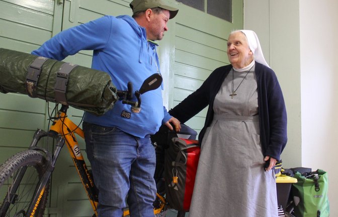 Alltag in der Theodosiusstube: Schwester Robertina und ihr Assistent –  der Radreisende Mario<span class='image-autor'>Foto: Uli Fricker</span>