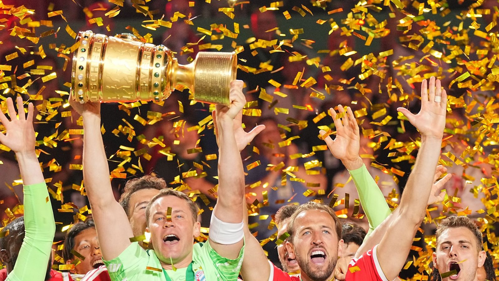 Manuel Neuer und Harry Kane jubeln nach dem Sieg im DFB-Pokalfinale gegen Stuttgart.Foto: Michael Kappeler/dpa Manuel Neuer und Harry Kane jubeln nach dem Sieg im DFB-Pokalfinale gegen Stuttgart.Foto: Michael Kappeler/dpa