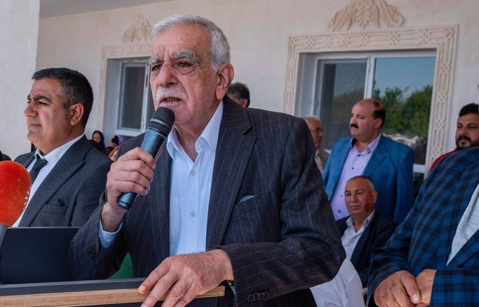 Ahmet Türk (M.), Bürgermeister von Mardin, will im Kampf für Demokratie, Frieden und Freiheit nicht zurückweichen (Archivfoto).<span class='image-autor'>Foto: IMAGO/SOPA Images/IMAGO/Bilal Seckin / SOPA Images</span>