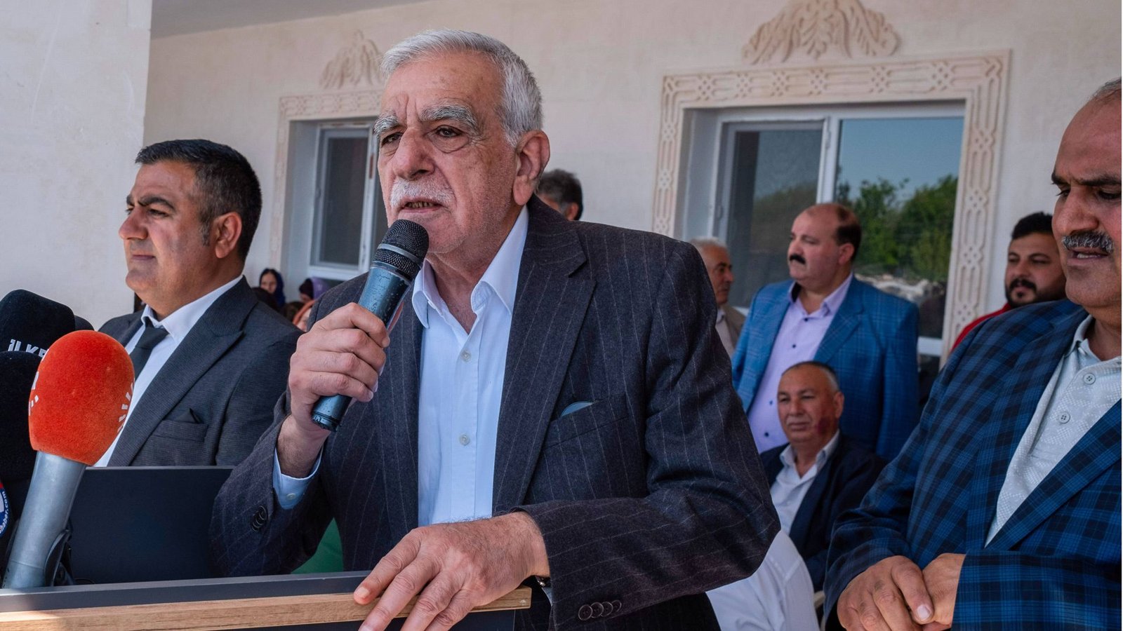 Ahmet Türk (M.), Bürgermeister von Mardin, will im Kampf für Demokratie, Frieden und Freiheit nicht zurückweichen (Archivfoto).Foto: IMAGO/SOPA Images/IMAGO/Bilal Seckin / SOPA Images Ahmet Türk (M.), Bürgermeister von Mardin, will im Kampf für Demokratie, Frieden und Freiheit nicht zurückweichen (Archivfoto).Foto: IMAGO/SOPA Images/IMAGO/Bilal Seckin / SOPA Images