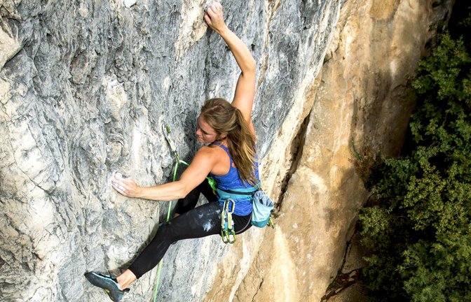 Lena Müller an einer Steilwand im Klettergebiet  von Arco am Gardasee<span class='image-autor'>Foto: Johannes Ingrisch</span>