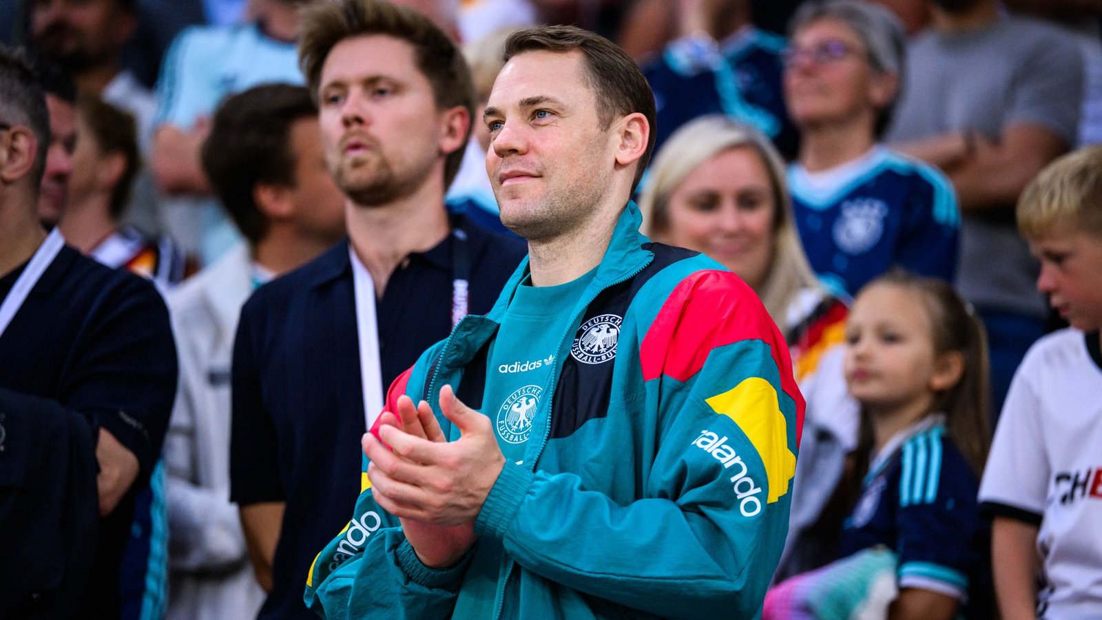 Manuel Neuer schaut beim Testspiel der DFB-Elf zu. (Archivbild)Foto: Tom Weller/dpa