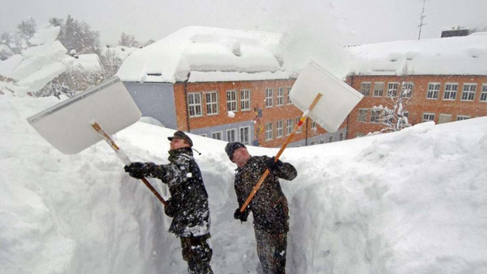 Mit schweren Schneestürmen und meterhohen Schneeverwehungen setzte zum Jahreswechsel 1978/79 in Norddeutschland ein Katastrophenwinter ein.Foto: d/a